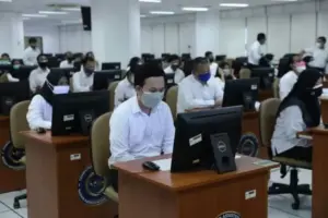 Guru sedang mengerjakan ujian AKG